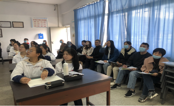 现场评课掠影此次观摩活动后,老师们纷纷表示不虚此行,对连江一中高三